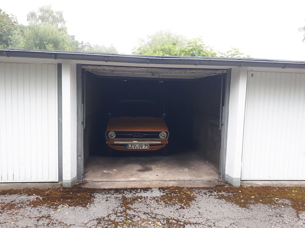 Der Audi in seiner vorerst neuen Heimatgarage. Eine ruhige Gegend.