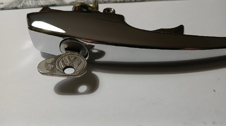 Hier ist der originale alte Schliesszylinder schon im neuen Griff verbaut. Jetzt passt wieder der Originalschlüssel auf die Türen und das Zündschloss. Es wurde noch ein weiterer original Schlüsselrohling mit VW-Logo bestellt, der vom Schlüsseldienst kopiert werden kann. Ich habe nämlilch nur einen Originalschlüssel.