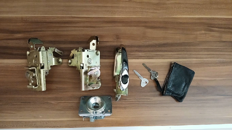 Die neuen Türschlösser... der neue Fronthaubengriff mit Griffmechanik und schwarzem Kunststoffdrücker ... die Schliessplatte für die Fronthaube... und ein originaler Schlüsselrohling, der noch vom Originalschlüssel gefräst werden muss. 