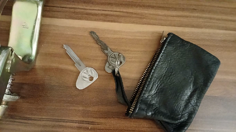 Der Schlüsselrohling mit VW-Logo, wie es gehört, muss noch gefräst werden. 
