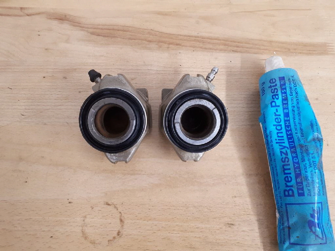 Einbau neuer Dichtringe und Manschetten. Bremskolben mit Montagepaste versehen und ins Gehäuse eingeschoben. 