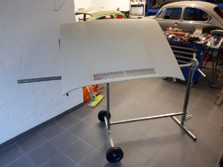 Es wurde ein Lackierständer angeschafft. Damit kann ich die Haube nach dem Lackieren problemlos vom "Lackierzelt" (welches vor der Garage platziert wird) wieder in die Garage rollen, ohne das Teil irgendwie anfassen zu müssen. Der Lackierständer wird mir sicherlich auch gute Dienste tun, für die Lackierung von Anbauteilen des Käfers. 