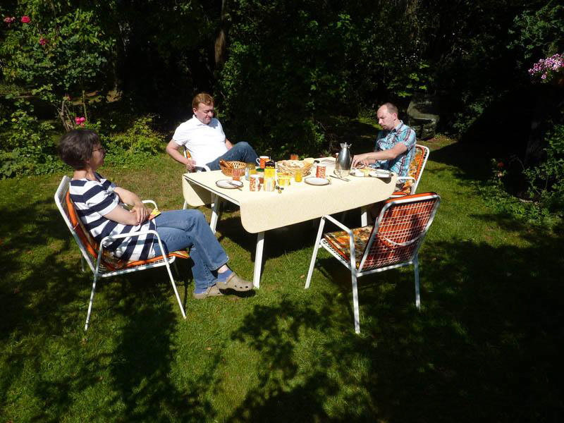  
von links nach rechts: Jutta, Klaus, Oliver. Hubert hat das Foto gemacht.
Ein Traumgarten. Noch angenehm, bei etwa 25 Grad um 
10 Uhr morgens. (Den Mauszeiger aufs Bild bewegen, um die Galerie zu blättern)
 