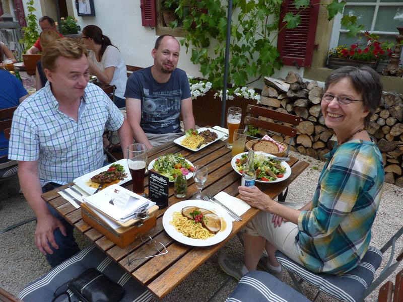 Schön draußen sitzen mit einem wohltemperierten Hefeweizen und deftiger Küche. Wir lassen es uns gut gehen :-)