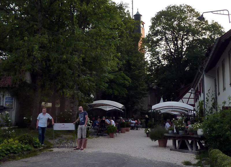 Am Samstag abend, den 11.07.2015 gings nach einer kalten Dusche erstmal in den Biergarten auf dem “Einkorn” in Schwäbisch Hall. Ein Berg auf dem man über das ganze Hohenloher Land und über Schwäbisch Hall den Blick genießen kann.