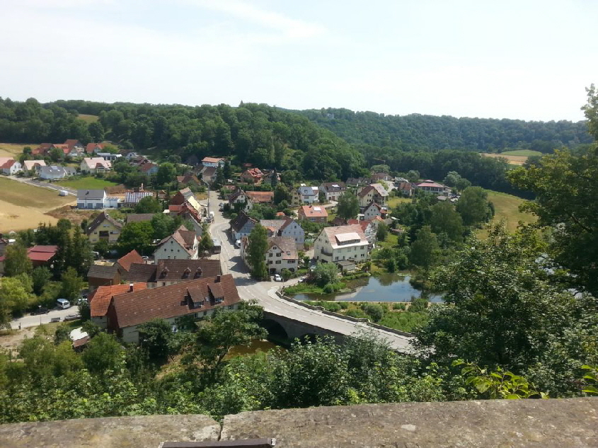 Blick hinunter auf Kirchberg und den Fluß "Jagst"