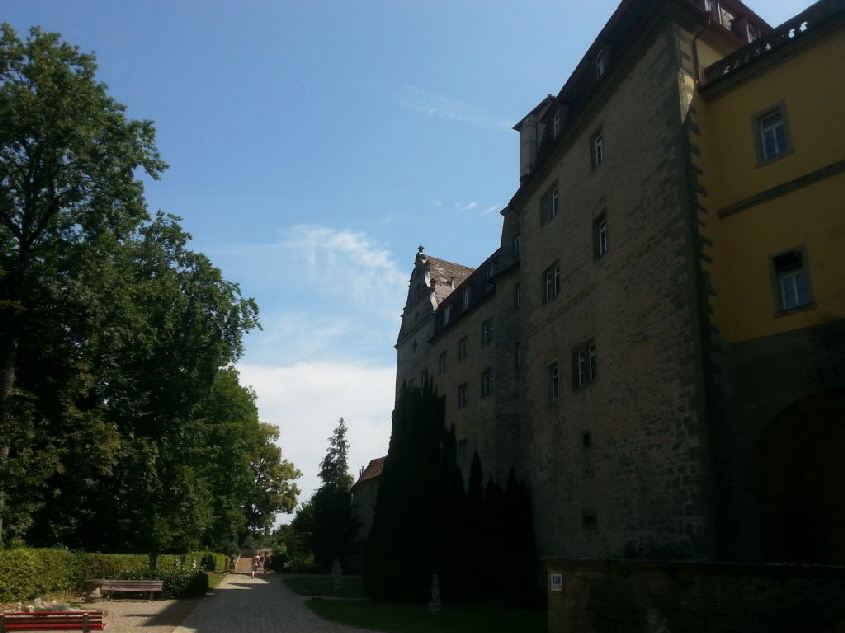 Rundweg um die Schlossanlage.