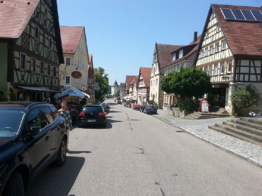  
Weiterfahrt nach Langenburg, wo es ein kleines aber feines Automuseum im Langenburger Schloss gibt. Und weil die Queen aus England 1965 Langenburg einen Besuch abstattete, gibts in einer der Bäckereien die Queen im Schaufenster mit sich drehender winkender Hand.
 