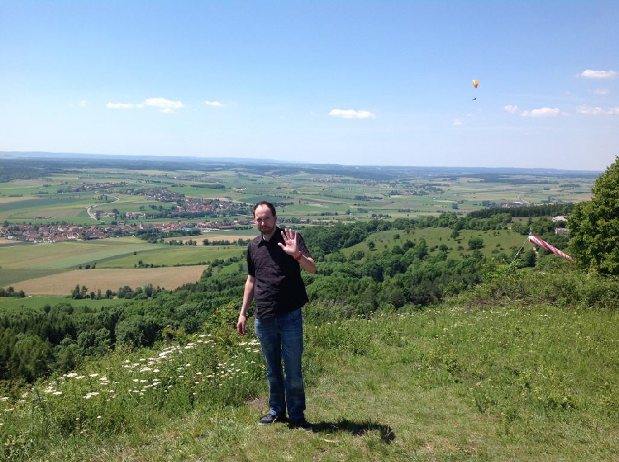 Ich kann gar nicht genug schwärmen von dem tollen Ausblick. Paraglider sind bei guter Thermik immer auf dem Hesselberg anzutreffen. Perfektes Flugwetter.