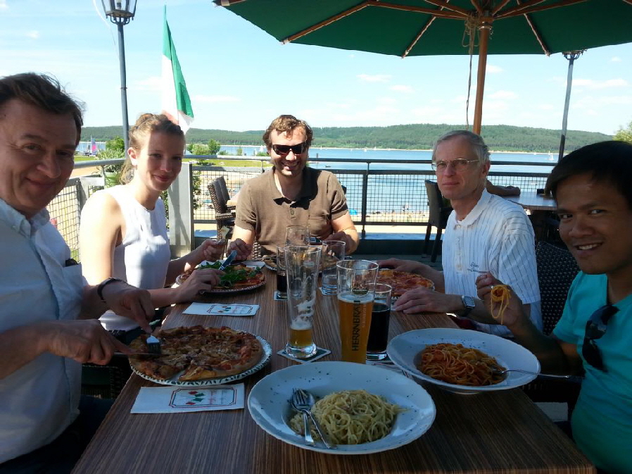 Italienisches Essen. Es hat super geschmeckt. Unter dem großen Sonnenschirm ließ es sich gut aushalten. Es ging wirklich kein Lüftchen. Etwa 32° C Hitze.