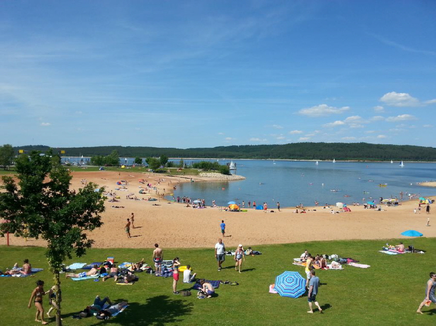 ...und dann lag er vor uns... der Brombachsee. Ein See der eigentlich als Trinkwasserreservoir dient, also von menschenhand vor ein paar Jahrzehnten erschaffen. Ein wunderbares Erholungsgebiet für Leute aus Franken und für Touristen. Sogar einen Sandstrand gibts!!