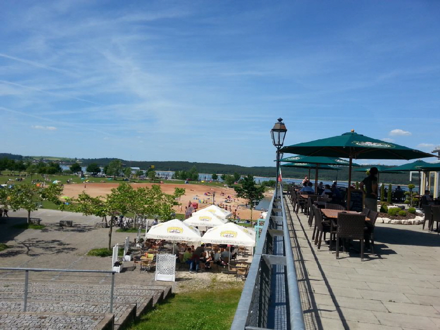 Hier auf einer großzügigen Terasse, haben wir erstmal schön gespeist. Es ist ein italienisches Restaurant und den See hat man immer im Blick.