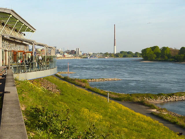 Hier das Restaurant "Wacht am Rhein" und Blick auf die Leverkusener Chemie-Industrie von Bayer