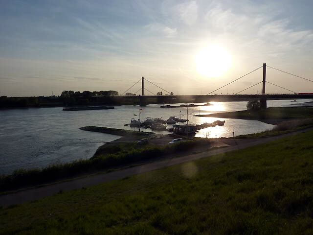 Blick vom Restaurant "Wacht am Rhein" auf die baufällige Köln/Leverkusener Autobahnbrücke 