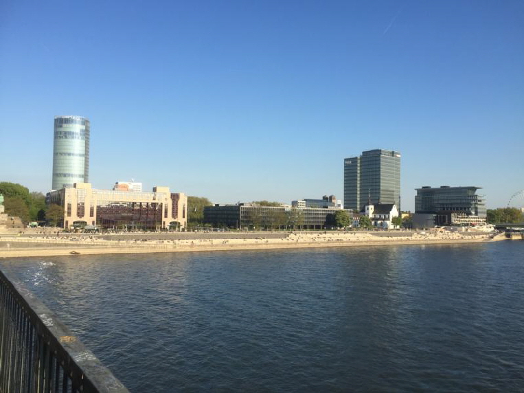 Blick von der Hohenzollernbrücke auf das Hyatt-Hotel und die Uferpromenade zu Köln