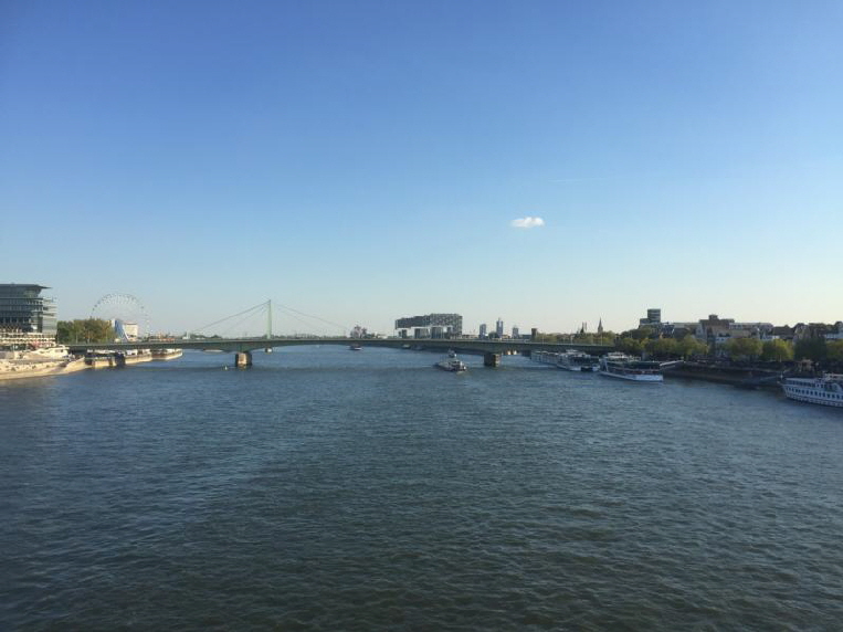 Der Blick von der Hohenzollernbrücke auf die Deutzer Brücke in Köln 