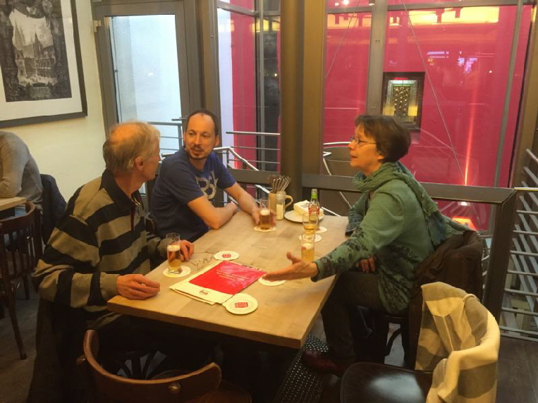 Am Spätnachmittag kamen wir in Leverkusen an. Hubert, Jutta und Klaus checkten im IBIS Hotel ein. Danach fuhren wir nach Köln zum "FRÜH". Erstmal ordentlich essen, nach der langen Fahrt. Auch ein paar Kölsch dürfen es sein :-)