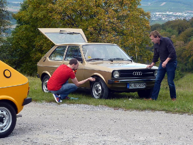 Hier oben schien uns auch der geeignete Ort zu sein, um den Audi 50 von Klaus in Szene zu setzen. Schließlich fehlte noch immer die Einzelgalerie von seinem Audi 50 auf unserer Homepage. (Mittlerweile sind die Bilder eingestellt). Irgendwie sieht das aus wie für die Präsentation im Prospekt anno 1974. Ok, meine Klamotten sind zu modern ;-)