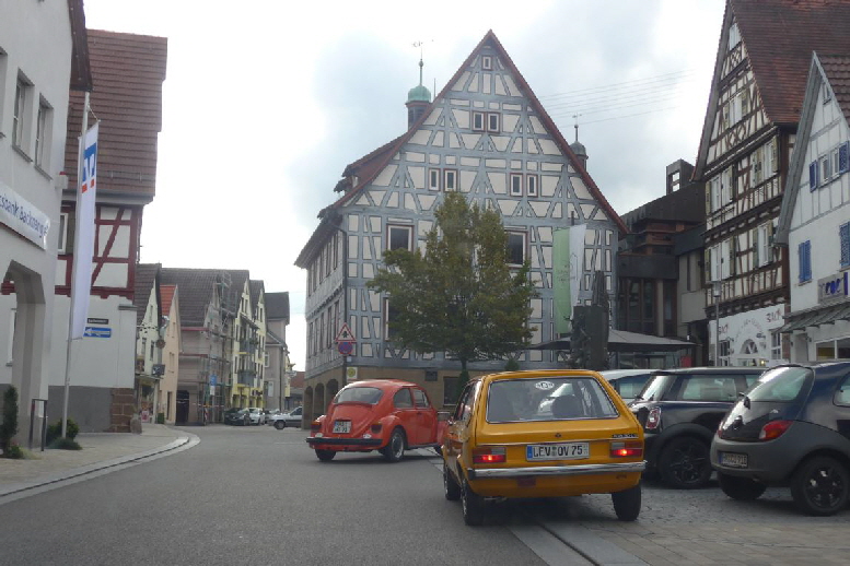 Hier sind wir in Oberstenfeld. Und das Haus rechts mit dem braunen Fachwerk ist eine Eisdiele, die auch Kaffee und Kuchen anbietet.