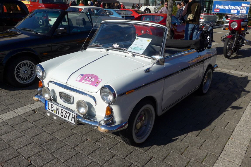 Dieses Auto war angeblich ein Filmfahrzeug. Conny Froboess und Peter Kraus sind damals wohl dringesessen, in einem Ihrer Filme.