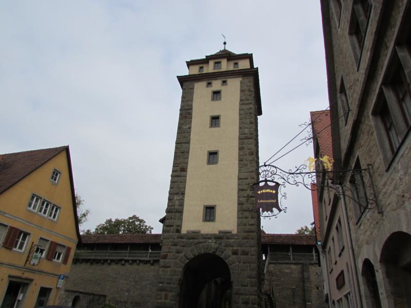  
Der Weg nach Rothenburg führte uns von Schwäbisch Hall aus über kleinste Strassen. Rothenburg ist eine mittelalterliche Stadt (ähnlich wie Dinkelsbühl, siehe andere Tour) mit vollständig erhaltener Stadtmauer. Die gesamte Altstadt steht unter Denkmalschutz.
 