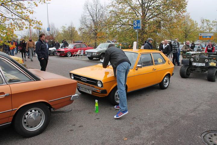  
Hubert und Oliver in der Kolonne. Gerade am Treffen angekommen. Wir stehen in der Schlange für die Fahrzeugpräsentation auf der Rampe. Hier kann man sein Fahrzeug von erfahrenen Automobil-Journalisten präsentieren lassen. Auf dem Weg zum Treffen fuhren wir leider durch siffig-diesiges Herbstwetter. Auf dem Treffplatz war das Wetter dann trocken und hielt auch so an. Logischerweise muss Oliver gleich wieder mit der Sidolinflasche den Siff von der Karosserie putzen. Küchenrolle hat man ja wie immer dabei :-))
 
 