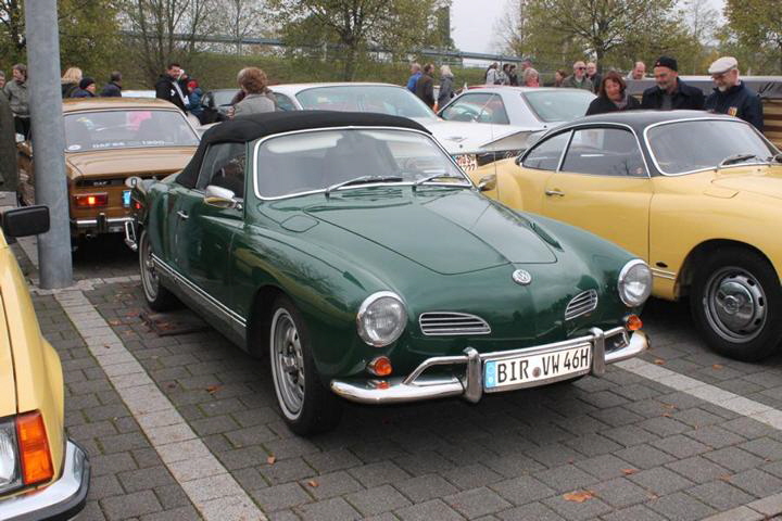 Jetzt mal ein paar Fotos von den anderen Fahrzeugen. Trotz grauer Schleierwolken war das Treffen sehr gut besucht. Der Platz war voll mit schönen Karossen. 
Klaus hat sich mit seiner Kamera auf die “Jagd” begeben und drauf los fotografiert.