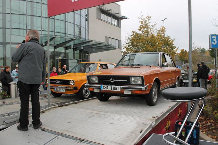  
Hubert & Jutta mit ihrem VW K70 und Oliver mit Audi 50 auf der Präsentationsrampe :-)
 