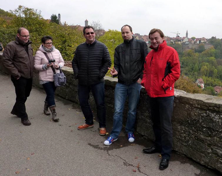  
Wir auf einem Abschnitt der Rothenburger Stadtmauer.
 