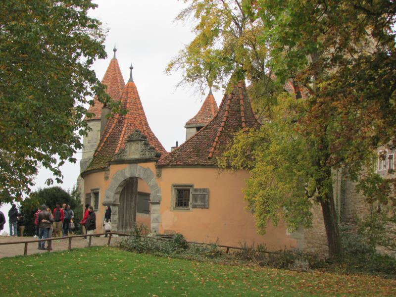  
...und dann war der schöne Tag so gut wie zu Ende. Wir sprechen vom Samstag, den 17.10.2015. 
Also beschlossen wir, mit unseren Youngtimern zurück nach Schwäbisch Hall zu fahren. Hubert und Jutta hatten den Vorschlag in einem Dorfgasthof ganz in deren Nähe einzukehren. 
 