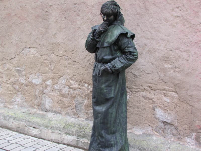 Vonwegen Bronzefigur. Die Dame hier verdient sich ein paar Münzen nebenher und ist echt.