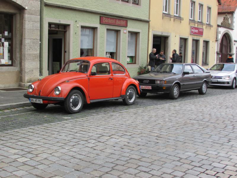  
Dummerweise haben wir den Audi 50 von Klaus gar nirgends auf den Fotos. Irgendwie haben alle es versäumt das Auto von Klaus zu fotografieren. Er parkte ja ganz woanders, wegen der Panne mit der Batterie.
@Klaus: Bei der nächsten Tour dann mehr Bilder von Deinem Audi :-))
Gerade angekommen in Rothenburg, haben wir erstmal die Stadt zu Fuß erobert.
Das silberne Hightech-Fahrzeug ganz rechts im Bild gehört erstmal noch nicht zu unserer Zielgruppe.
 