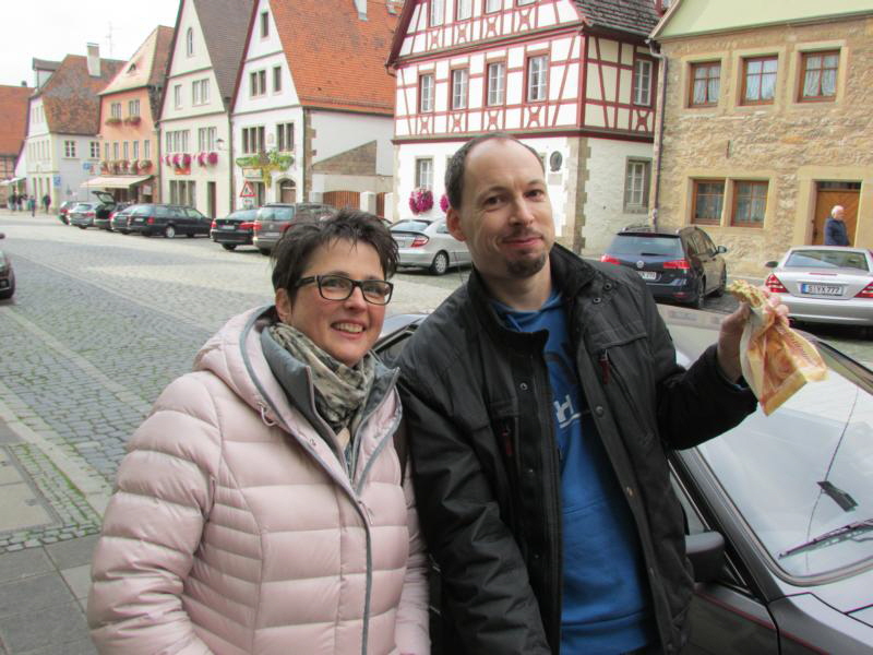 Jan`s Freundin Alexandra und Oliver mit Gebäck
