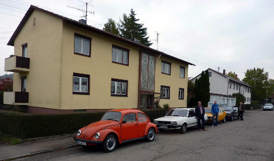  
Wie immer: Die Startaufstellung vorm Haus bei Hubert und Jutta. 
Nachdem wir bei Hubert und Jutta massenhaft Butterbrezeln und Kaffee vertilgt haben, gings los mit der Tour nach Rothenburg ob der Tauber.
Übrigens: Danke nochmal dafür an die beiden für die gute Bewirtung. 
Bei der Startaufstellung sind wir allerdings noch nicht vollzählig. Klaus hatte zunächst Probleme mit der Batterie des Audi 50. Somit verspätete er sich ein wenig. 
Was aber nicht weiter schlimm war, da wir ihm entgegen fuhren und uns direkt in Rothenburg trafen. 
(Den Mauszeiger aufs Bild bewegen um die Galerie zu blättern)
 