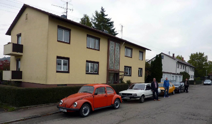  
Wie immer: Die Startaufstellung vorm Haus bei Hubert und Jutta. 
Nachdem wir bei Hubert und Jutta massenhaft Butterbrezeln und Kaffee vertilgt haben, gings los mit der Tour nach Rothenburg ob der Tauber.
Übrigens: Danke nochmal dafür an die beiden für die gute Bewirtung. 
Bei der Startaufstellung sind wir allerdings noch nicht vollzählig. Klaus hatte zunächst Probleme mit der Batterie des Audi 50. Somit verspätete er sich ein wenig. 
Was aber nicht weiter schlimm war, da wir ihm entgegen fuhren und uns direkt in Rothenburg trafen. 
(Den Mauszeiger aufs Bild bewegen um die Galerie zu blättern)
 