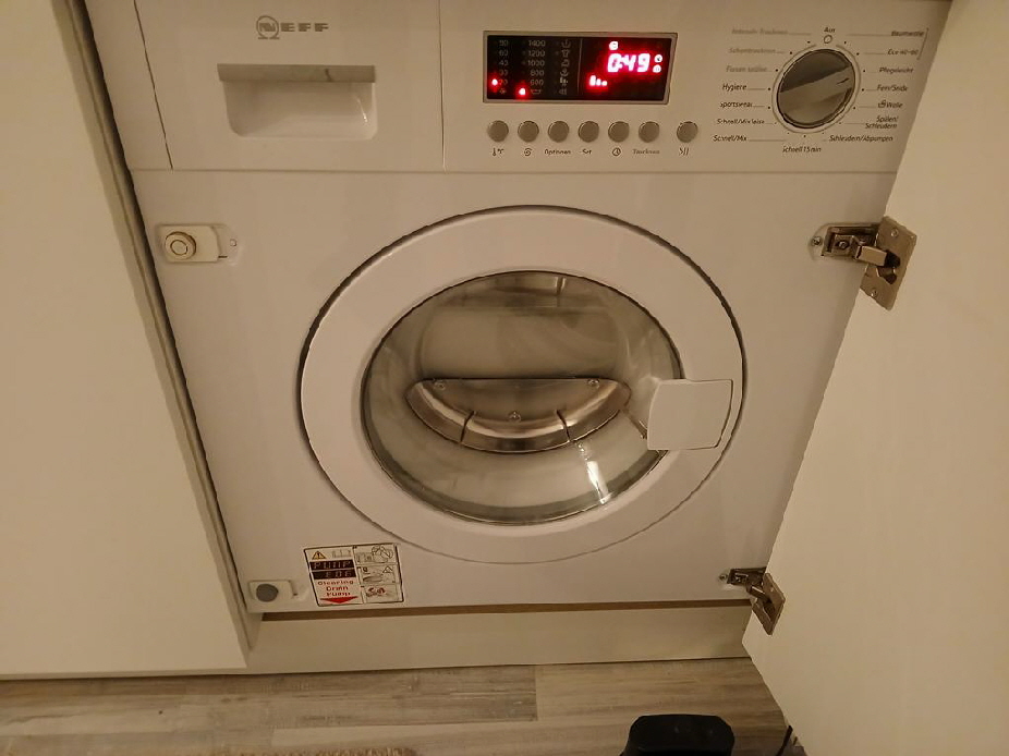 Der Sitzbezug in der Waschlauge. Es folgten zwei Waschgänge.