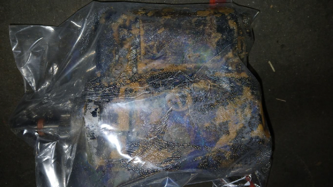 Der Anlasser wurde mit dem aufgetragenen "Rost-Delete" in eine Tüte gepackt, damit die Paste ihre Wirkung vollziehen kann.