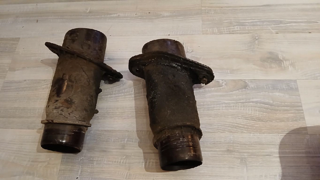 Die Bakelit-Anschluss-Stutzen der Heizungsrohre sind dermaßen versaut mit Unterbodenschutz und Wachs, das ich sie nicht mehr aufbereiten werde. Diese habe ich als Originale Teile neu bestellt. 