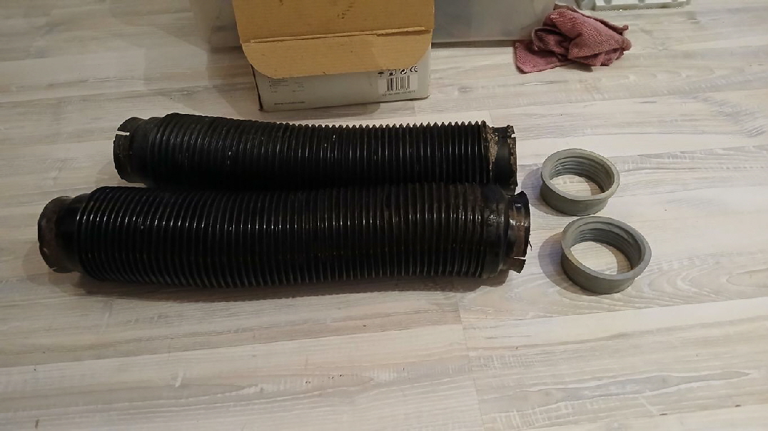Die aufbereiteten Heizungsrohre von der Karosserie zu den Wärmetauschern des Motors. Kleine Wachsreste sind noch zu sehen. 