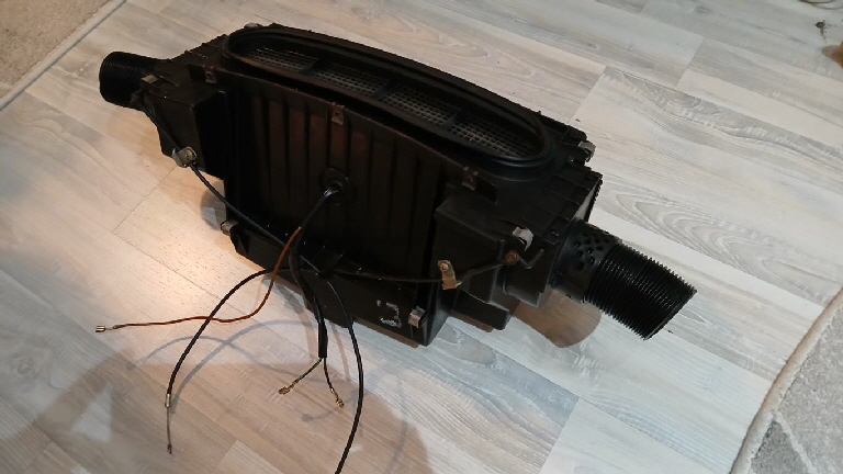 Auch hier wurden die Kontaktklemmen der Kabel mit der rotierenden Dremelbürste blank gemacht. 