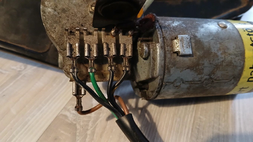 Der verschlissene Wischermotor. Das Wischergestänge ist ausgeschlagen und die Wischerwellen sind 
schwergängig durch Rostfraß.