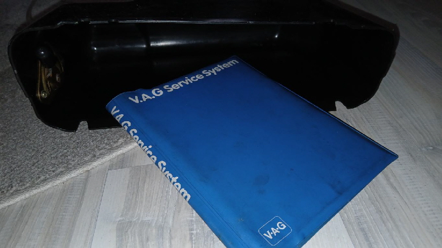 Der aufbereitete Handschuhfachkasten. Und auch der Umschlag des originalen Bordbuchs (welches jahrelang im Wohnzimmerschrank lag) wurde gesäubert und aufgefrischt. Es ist sogar der Erstbesitzer mit Kugelschreiber dort eingetragen. 