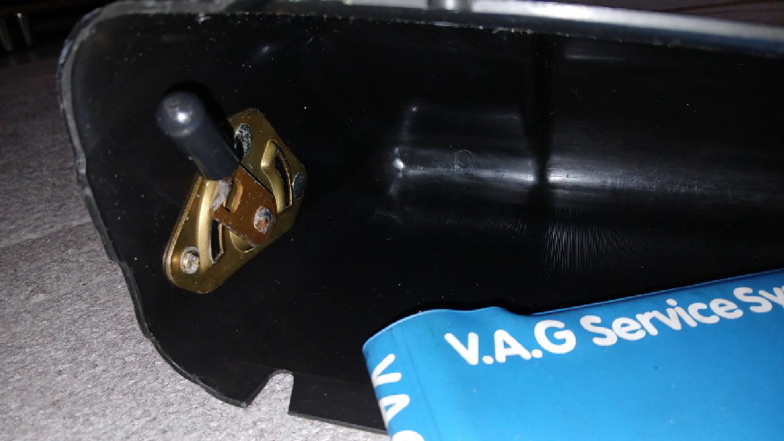 Links im Bild der Hebel für die Fronthaubenentriegelung. 