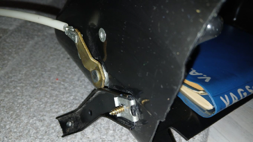 Die Mechanik zum Fronthaubeöffnen mittels Bowdenzug.