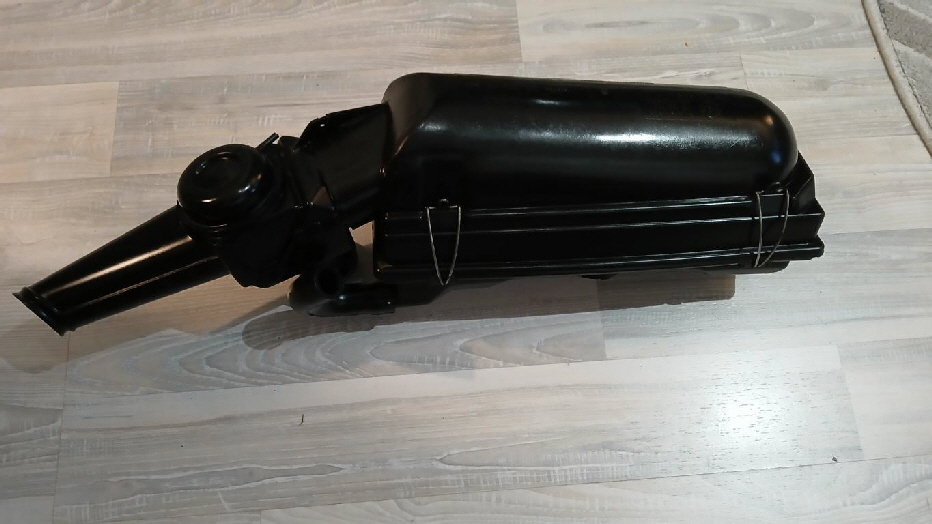 Das Luftfiltergehäuse hatte irgendein Vorbesitzer mit Sprühwachs behandelt. Eine elende Schrubberei, bis das Wachs entfernt war. Ich habe ja nichts gegen Rostschutz. Aber dann doch bitte auf lackiertem Blech oder Metall und nicht auf Kunststoff...